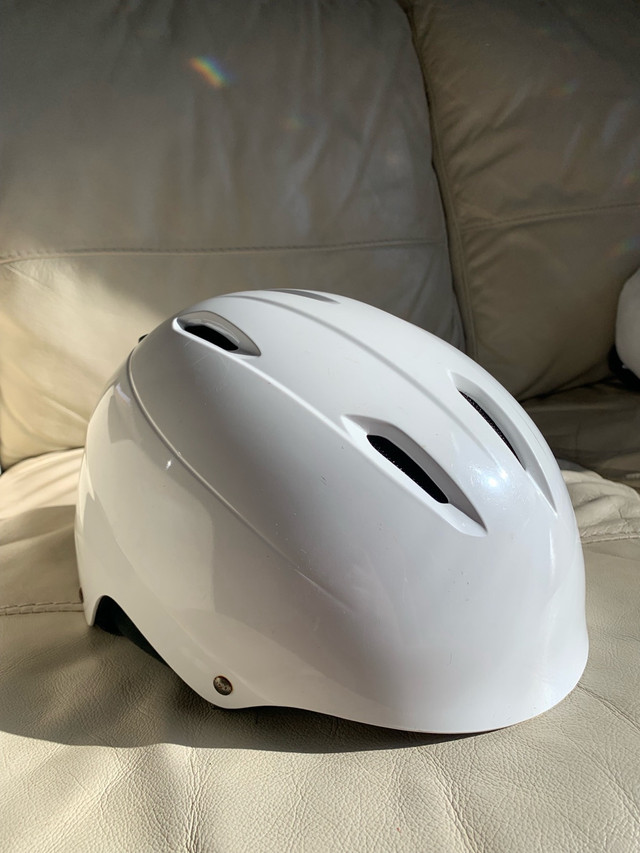 Giro (M) Adjustable Ski/Snowboard Helmet - White in Ski in Bedford - Image 2