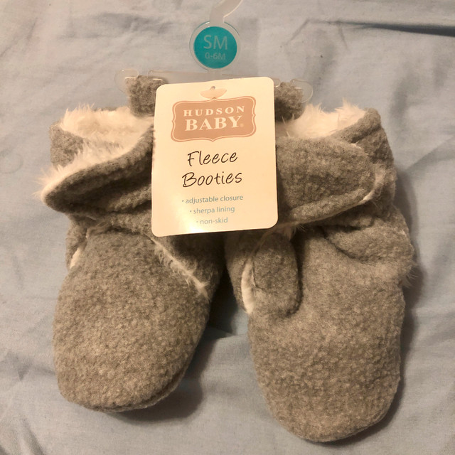 *new* Hudson Baby Fleece Booties Muffs Slippers 0-6M dans Vêtements - 0 à 3 mois  à Ville de Montréal - Image 2