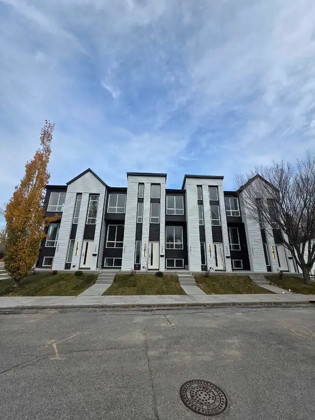 3 beds, 2.5 baths townhouse