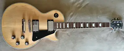 Gibson Les Paul Classic Custom, maple top, mahogany body and rosewood fingerboard. 50's wiring all G...