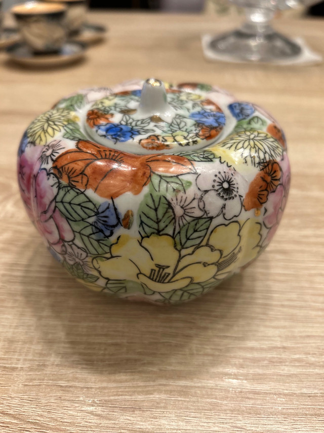 Vintage Floral Porcelain Ginger Bar dans Art et objets de collection  à Longueuil/Rive Sud