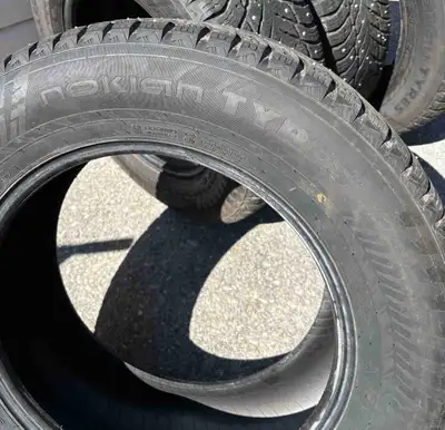 Je vends cet ensemble de quatre pneus d'hiver cloutés Nokian Hakkapeliitta de dimension 235/65R17, p...