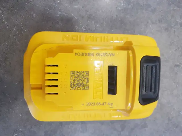 Dewalt Power Stack 20v 5AH Battery  in Power Tools in Oshawa / Durham Region - Image 4