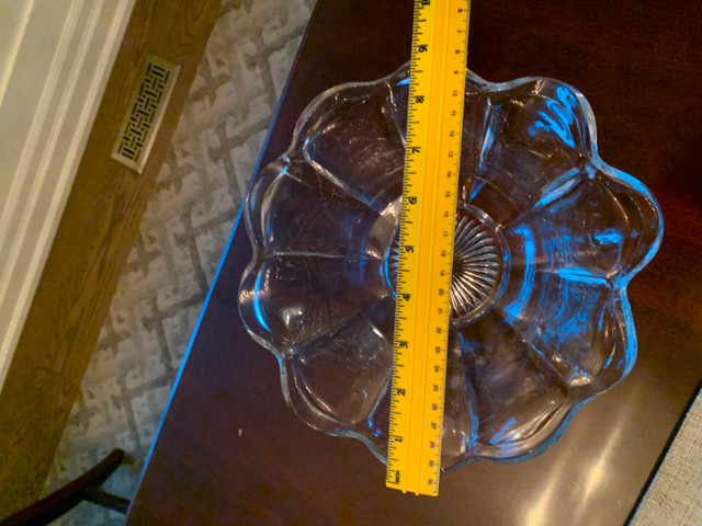 Beautiful 9 inch Glass Serving Bowl.  Excellent condition in Kitchen & Dining Wares in Hamilton - Image 3