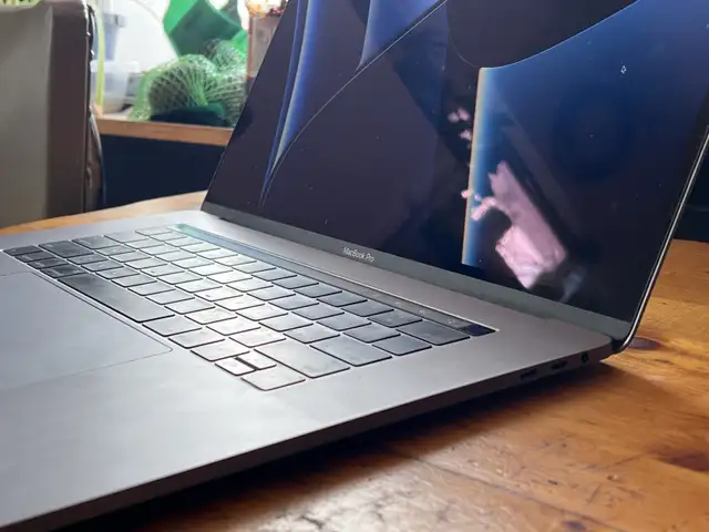 Macbook Pro 2016 15 inch 1TB SSD 16GB RAM Intel i7 2.9ghz in Laptops in City of Montréal - Image 5