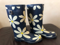 Size 61/2 rubber rain boots