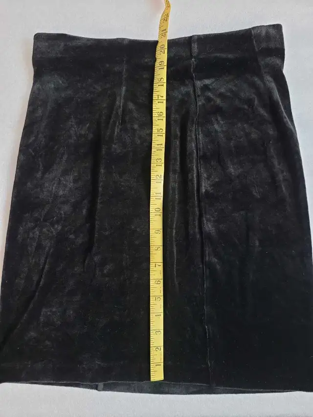 Minijupe Vintage Velours Noir black velvet vintage miniskirt  in Women's - Dresses & Skirts in City of Montréal - Image 8