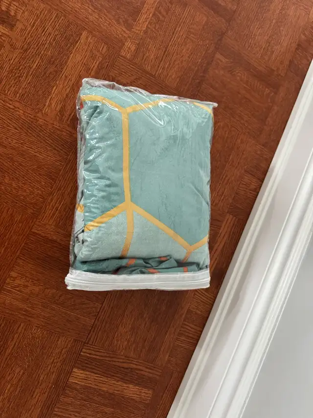  Queen Duvet cover set, geometric  in Bedding in Markham / York Region - Image 3