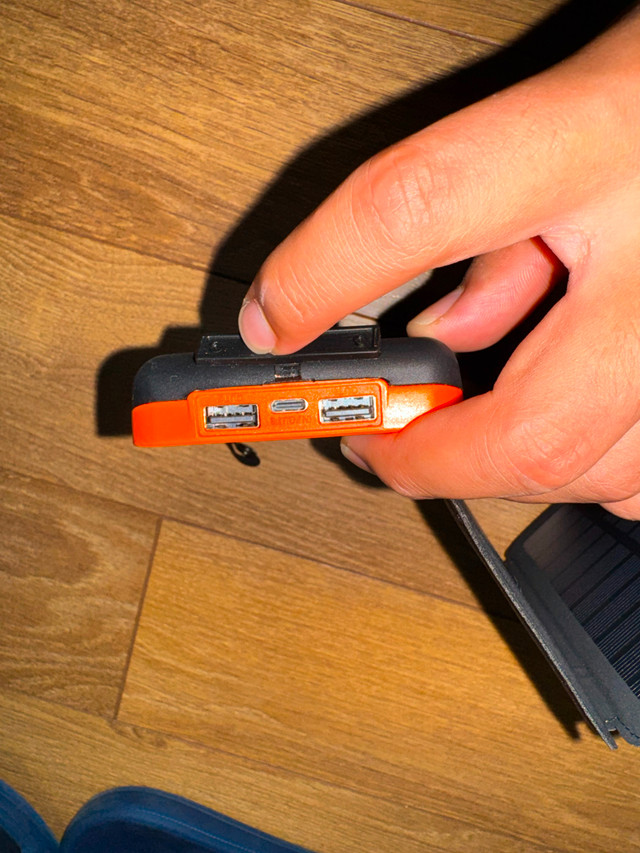 FEELLE Solar Charger Power Bank in General Electronics in City of Toronto - Image 2