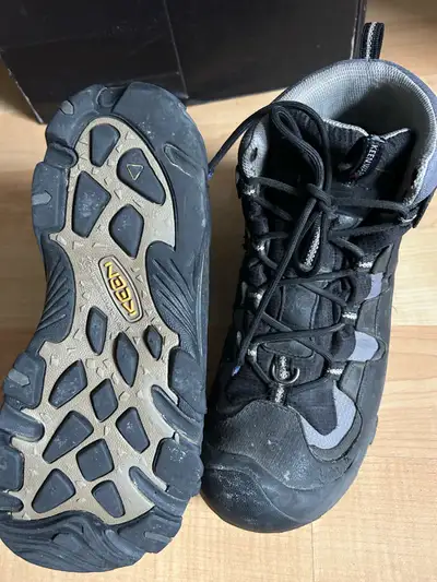 KEEN Mens Mid Height Waterproof Hiking boots $65 size 8, View more