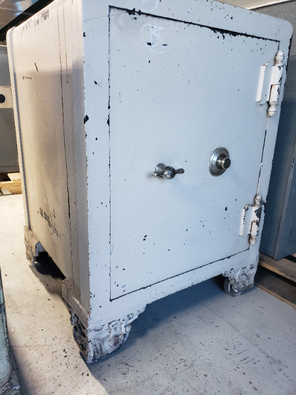 Large Heavy Antique Safe in Storage & Organization in Barrie - Image 3