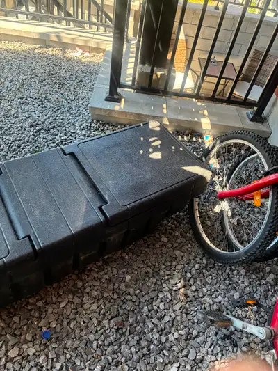 Je vends ce coffre de rangement robuste pour boîte de camion, idéal pour sécuriser vos outils et équ...