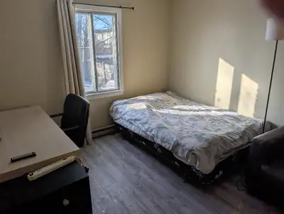 Bonne chambre proche de metro Longueuil, rez-de-chaussée de triplex, bon etat, propre. Tt inclus (wi...
