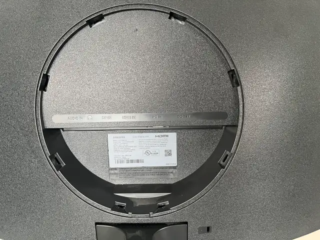 Samsung 27-inch Curved Monitor in Monitors in City of Montréal - Image 4