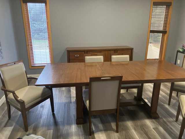 Dining room table and hutch in Dining Tables & Sets in Medicine Hat