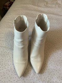 Ladies White Heeled Boots- Sz 8.5,, great condition- 20$! 