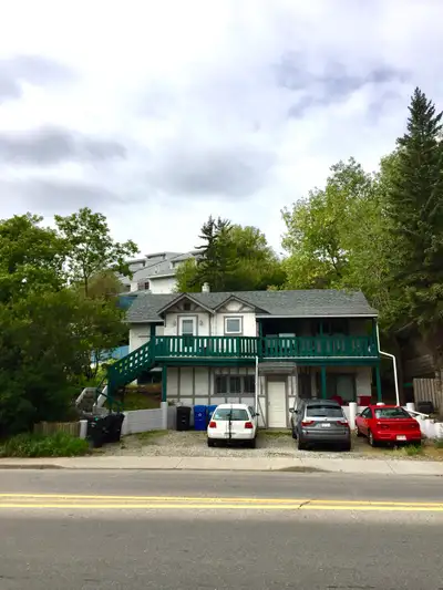 Located just minutes from Inglewood, this spacious 1 bedroom, ground-level apartment of a 4-plex in...
