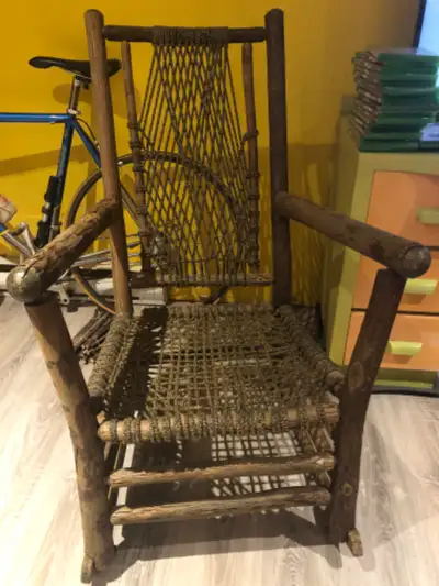 Chaise berçante en bois rustique, unique jamais vu de semblable, View more