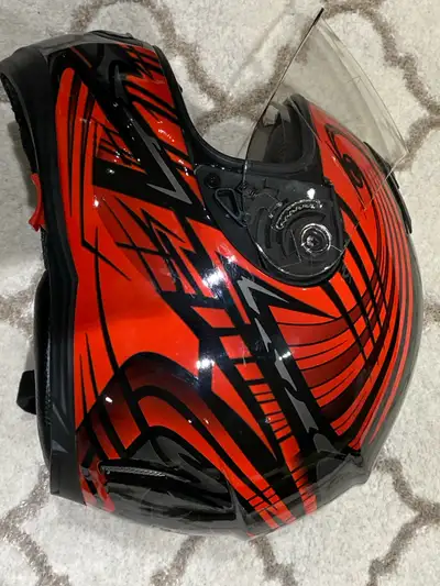 This is a used like new condition Evos helmet in. It features a sleek black and red design and comes...