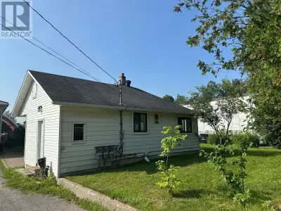 Bungalow for Rent, 3 Bedroom, Bathroom, Large Family Room & Kitchen. Ample Outdoor Parking. 5 min wa...