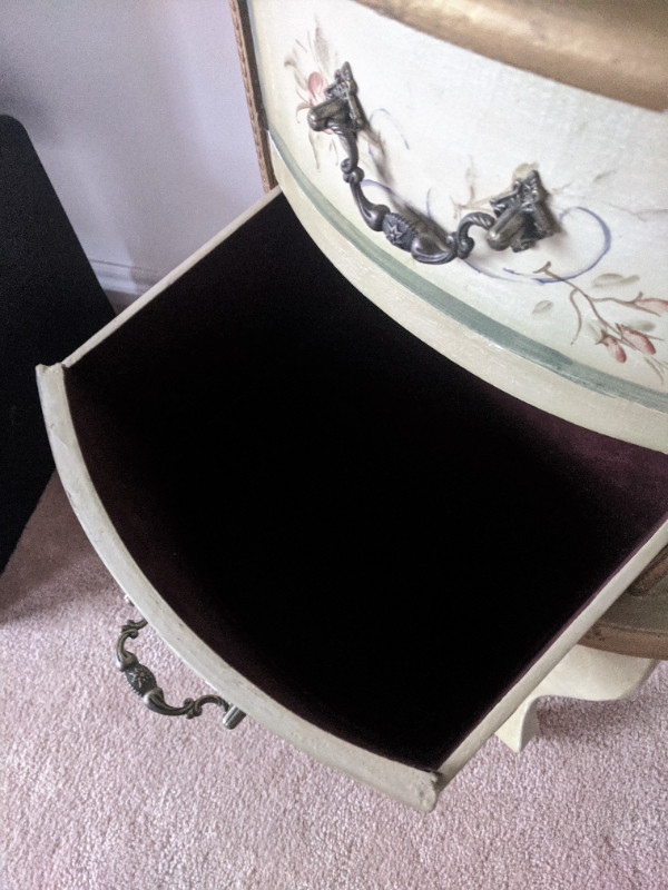 Antique vintage chest in Dressers & Wardrobes in Markham / York Region - Image 4