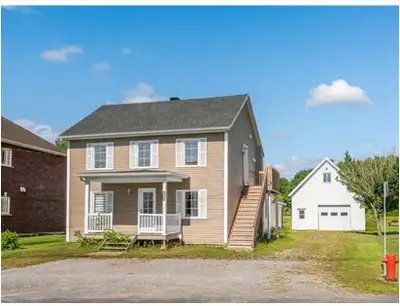 Appartement de 2 chambres et 1 salle de bain Logement 4 1/2 à louer. Au 2e étage d’un duplex. 1400$/...