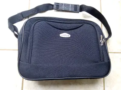 Brand new Laptop Suitcase/carrying bag • Laptop carrying suitcase – Brand New • Brand: Cambridge by...