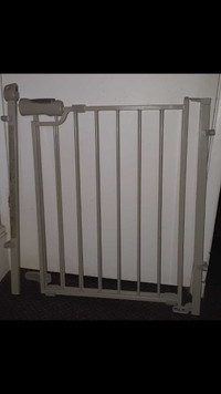 Safety baby gate