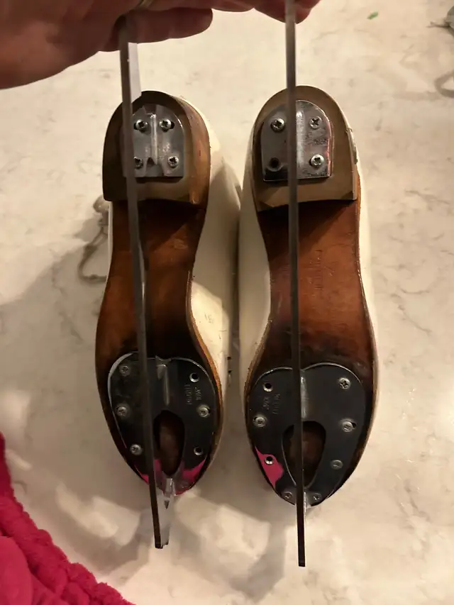 Women’s Quality figure skates 7.5 in Skates & Blades in Guelph - Image 5