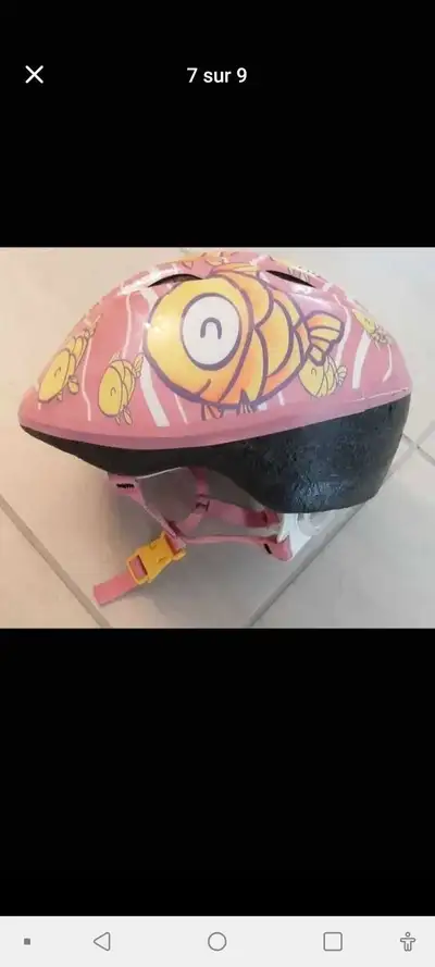 Ce casque pour jeune enfant est en condition comme neuf et prêt à offrir une protection fiable avec...
