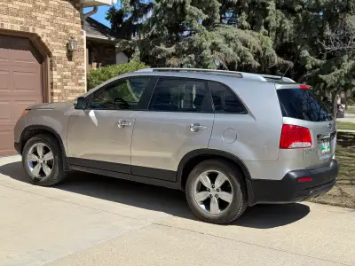 2013 KIA Sorento AWD EX V6 (asking $10,500 or best offer For sale by original owner (non-smoker/no p...