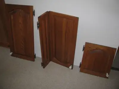 un quinzaine de portes d`armoires en chêne, View more