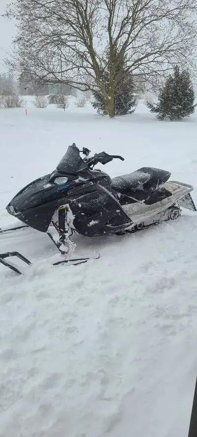 2005 ski doo 600 sdi Sled runs good ,pulls hard has an 1" 3/4 paddle track . It's in good shape been...
