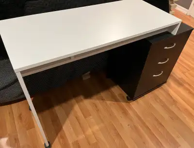 Bureau en mélamine noir et blanc. 3 tiroirs + 2 espaces de rangement accessibles sous la table supér...