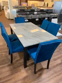 Très belle table à manger effet marbre et chaises en velours