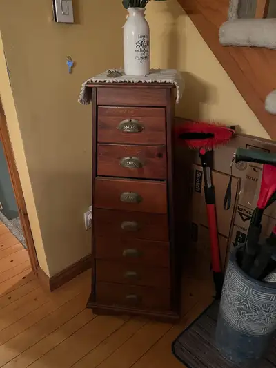 2 Meubles à tiroirs en bois – style classique, View more