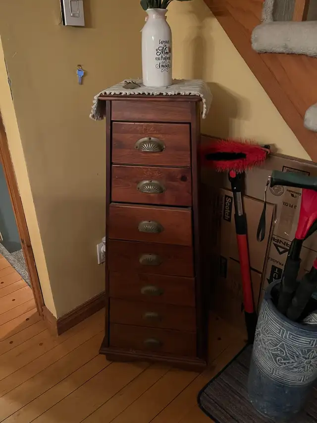 2 Meubles à tiroirs en bois – style classique in Dressers & Wardrobes in Longueuil / South Shore - Image 2