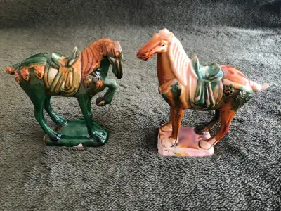 Beautiful vintage reproduction of Chinese Imperial Tang Dynasty War Horse Figurines. Set of 2 in Exc...