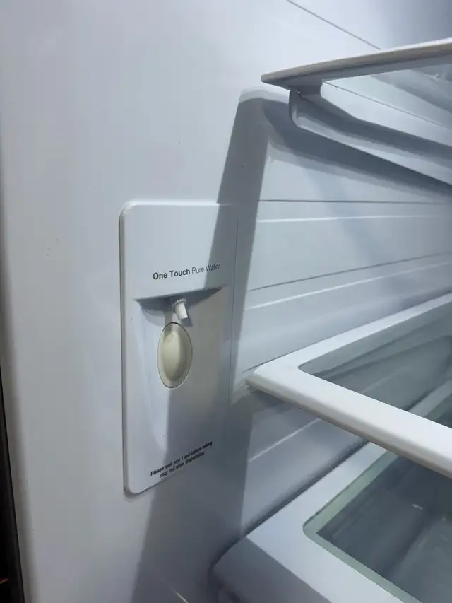 Samsung 30” fridge with water&ice - delivery  in Refrigerators in West Island - Image 4