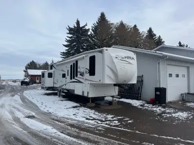 Forest River 35.5 loft Sierra, fifth wheel perfect for family getaways. While it's a pre-loved model...