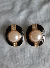 Faux pearl earrings – clip on