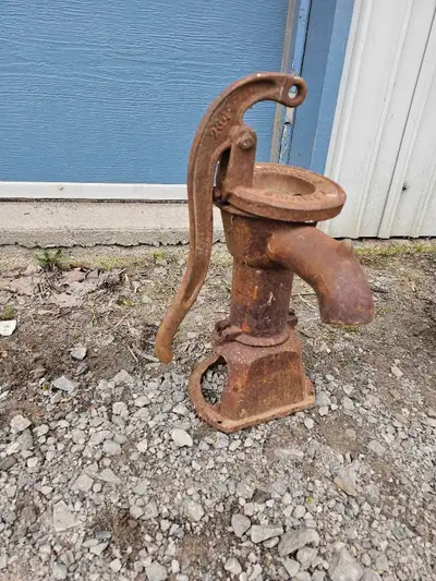 Pompe à eau antique rouillé , View more