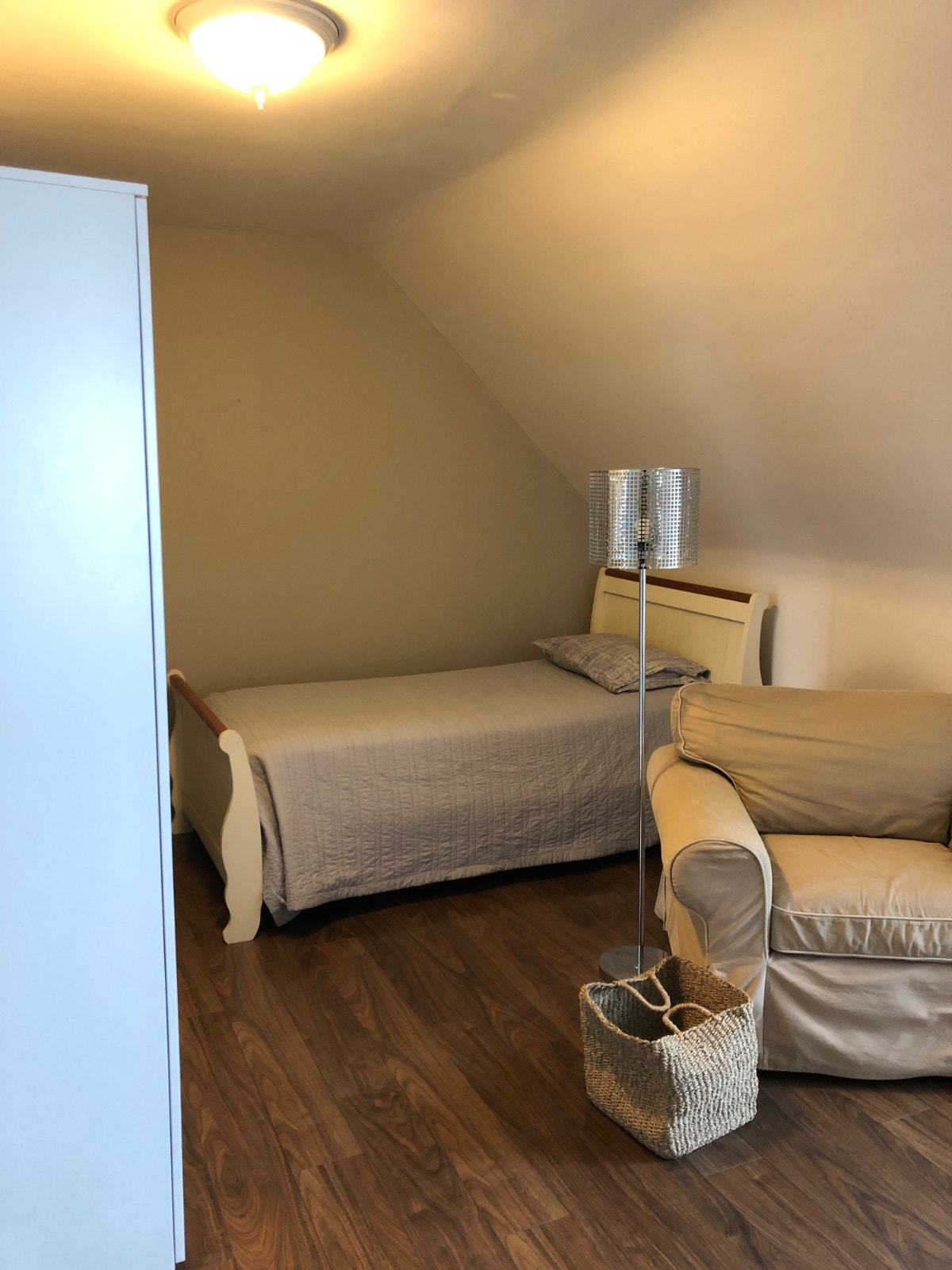 2 1/2 propre, meublé, chauffé, eau chaude + wifi inclus — photo 2
