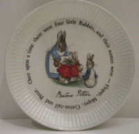 MINT WEDGWOOD PETER RABBIT AND FAMILY RIMMED PLATE