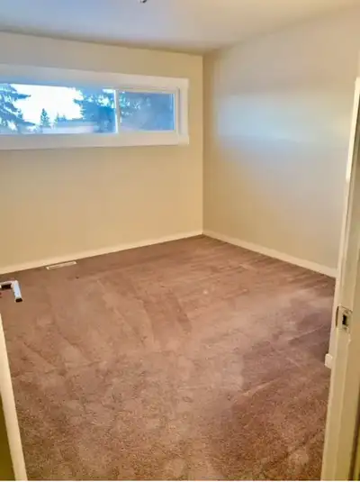 One bedroom available in 3 bedroom townhouse new U of S