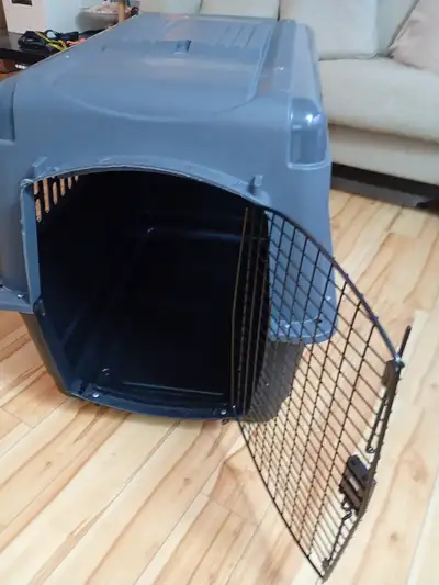 Cage pour gros chien Une en plastic robuste pour l'avion Deux en tissus. Pliable 75$ pour les 3. Pré...