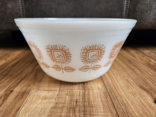 Vintage FEDERAL sunflower-pattern MILK GLASS mixing bowl in Arts & Collectibles in Fredericton