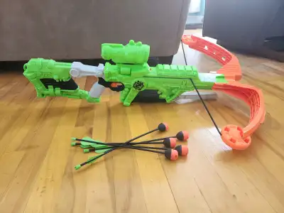Arbalète Nerf Dreadbolt Zombie Strike Jeux complet, ça comprend: * Viseur * 5 flèches comment ça fon...