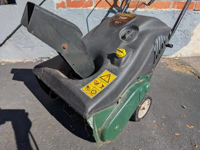 Snow Blower in Snowblowers in Markham / York Region - Image 2