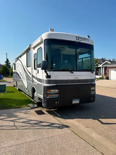 Enjoy this ready to use 2002 FLEETWOOD Discovery. In excellent shape!! NEEDS TO GO. 37U Engine CAT 3...